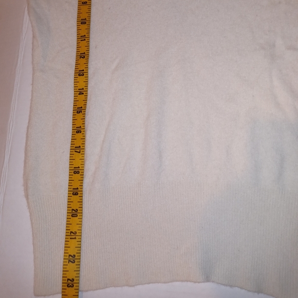 Neiman Marcus Cashmere off white Sweater - Picture 7 of 8